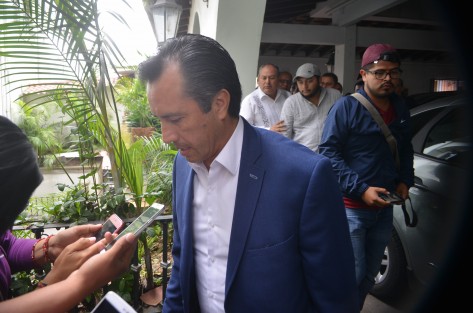 El gobernador electo Cuitláhuac García dio una conferencia de prensa en la cochera municipal de Xalapa, se dijo dispuesto a reunirse con el Gobernador Miguel Ángel Yunes cuando él lo indique.  