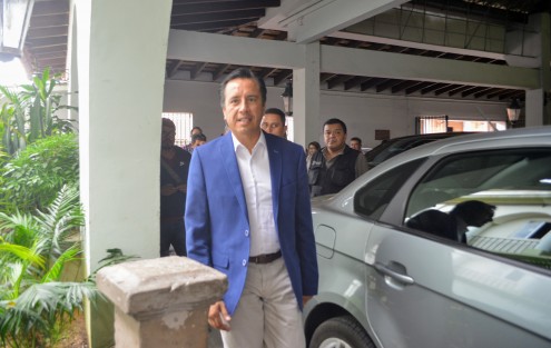 Cuitláhuac García descartó que se le vayan a imponer funcionarios en su gabinete, y descartó la inclusión en el mismo del actual alcalde de Xalapa, Hipólito Rodíguez, quien aseguró, continuará en su cargo. Su gabinete se dará a conocer hasta el mes de noviembre.