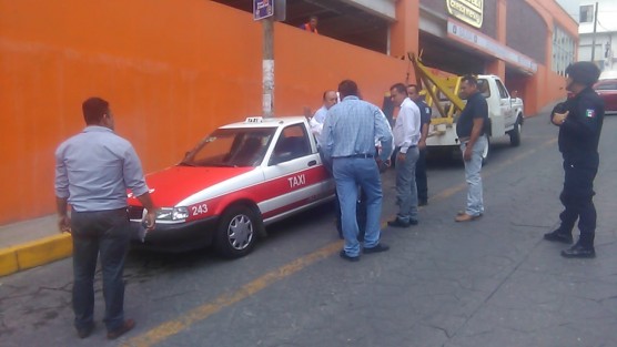 Autoridades de Tránsito en Papantla realizaron el retiro de sitios de taxi de las calles del Centro de esa ciudad.  