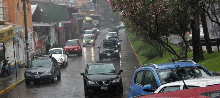 Domina cielo mayormente nublado con chubascos y actividad de tormentas especialmente en regiones de montaña, que se extenderán a zonas de llanura y costa por la noche y madrugada.