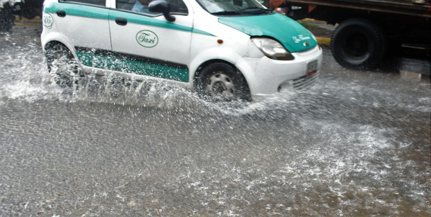 Se espera que este tipo de tiempo persista en las próximas 48 horas, debido al avance de la Onda Tropical No. 14, cuyo eje está cruzando la Península de Yucatán esta tarde. Extreme precauciones.
