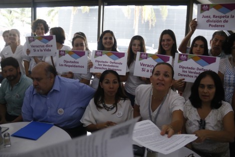 Integrantes del Frente Nacional por la Familia, se manifestaron en contra de la despenalización del aborto. Los activistas pidieron echar atrás la orden de un juez federal que obliga a los legisladores locales a aprobar esta iniciativa. 