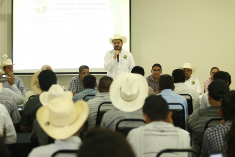 El presidente de la Unión Agrícola Estatal de Productores de Maíz, José Ángel Contreras, presidió el taller de tecnificación <em>Muestreo y Análisis de Calidad de Granos</em>. Le acompañó el  diputado federal electo de MORENA, Julio Carranza. 