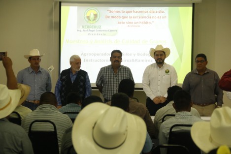 El presidente de la Unión Agrícola Estatal de Productores de Maíz, José Ángel Contreras, presidió el taller de tecnificación <em>Muestreo y Análisis de Calidad de Granos</em>. Le acompañó el  diputado federal electo de MORENA, Julio Carranza. 