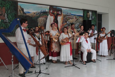 La Escuela para Estudiantes Extranjeros de la Universidad Veracruzana clausuró el Curso -Taller de Música Veracruzana con un sencillo recital del grupo que a raíz de esta experiencia académica se conformó con el nombre de <em>Son de Aquí, Son de Allá</em>. 