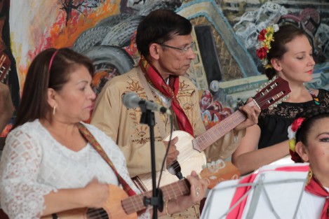 Estudiantes extranjeros de India, Hungría y China participaron en este taller, en el cual aprendieron a tocar sones jarochos, además de compartir con sus compañeros la música de sus países de origen. 