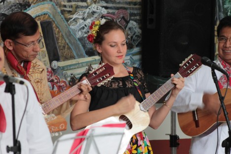 Estudiantes extranjeros de India, Hungría y China participaron en este taller, en el cual aprendieron a tocar sones jarochos, además de compartir con sus compañeros la música de sus países de origen. 