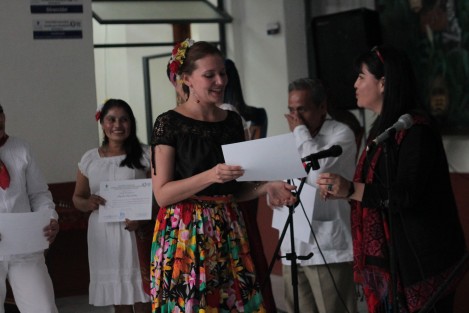 Los participantes en el curso taller de Música Veracruzana intercambiaron recuerdos con las integrantes de la Tuna Femenil de la Universidad Veracruzana, quienes también participaron en dicho recital de clausura. 