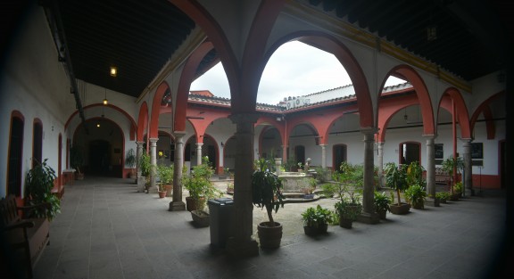 Con salas vacías y con apenas algunos empleados de guardia luce el centro recreativo de la ciudad de Xalapa al igual que otros centros culturales han sido olvidados por autoridades municipales y estatales.