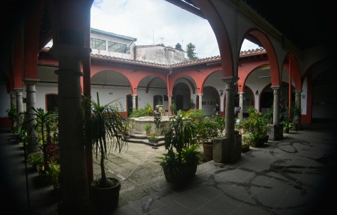 Con salas vacías y con apenas algunos empleados de guardia luce el centro recreativo de la ciudad de Xalapa al igual que otros centros culturales han sido olvidados por autoridades municipales y estatales.