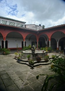 Con salas vacías y con apenas algunos empleados de guardia luce el centro recreativo de la ciudad de Xalapa al igual que otros centros culturales han sido olvidados por autoridades municipales y estatales.