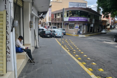 Un hombre que vende lapiceros toma un descanso ante el poco tránsito que en estos días se ve en la ciudad.