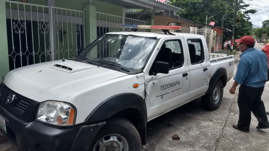 Tres elementos policíacos muertos y dos más heridos de gravedad fue el resultado de un enfrentamiento que tuvieron este medio día en Laguna Chica, municipio de Tezonapa que se prolongó a Motzorongo por la carretera estatal.  