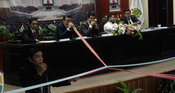 En el auditorio del Congreso en un evento de jóvenes, hacen un ejercicio en donde todos los colores partidistas llevan el mismo fin, ayudar, o sea que no importan los colores, todos tenemos que trabajar por un mismo fin para el  bienestar de todos.  