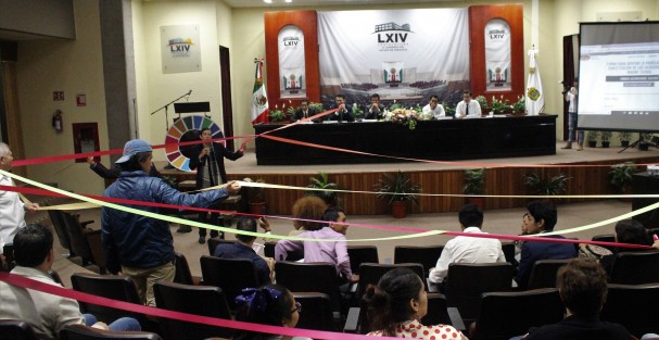 En el auditorio del Congreso en un evento de jóvenes, hacen un ejercicio en donde todos los colores partidistas llevan el mismo fin, ayudar, o sea que no importan los colores, todos tenemos que trabajar por un mismo fin para el  bienestar de todos.  