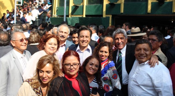 El gobernador electo de Veracruz, Cuitláhuac García, asistió a CDMX al encuentro de senadores y diputados electos, con el presidente electo AMLO, Si algún funcionario incurre en delito, será separado e investigado aseguró; va a atender la inseguridad que sufre el estado.