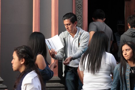 Desde temprana hora miles de jóvenes egresados de secundarias llegaron hasta las escuelas preparatorias para presentar el examen de admisión. 