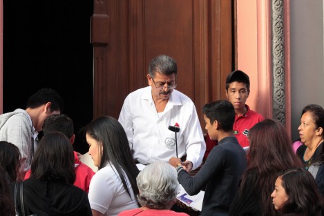  Desde temprana hora miles de jóvenes egresados de secundarias llegaron hasta las escuelas preparatorias para presentar el examen de admisión.  En Xalapa, el Colegio Preparatorio de Xalapa Diurno (Prepa Juárez) y la Ricardo Flores Magón (Oficial B), son las que mayor demanda tienen. 