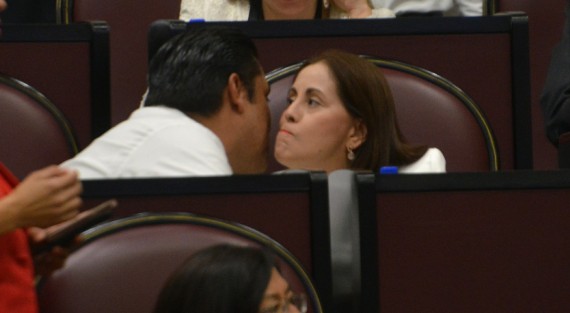 Saludo de reencuentro entre el dirigente estatal de Nueva Alianza y la excandidata a gobernadora. 