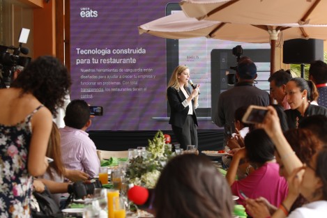 Representantes de UBER, aseguraron que los taxistas no tienen que preocuparse por la llegada de esta empresa de movilidad a la zona conurbada pues sólo estarían implementando la modalidad de reparto de comida a través de la aplicación UBER EATS que generaría mil 500 empleos indirectos. 