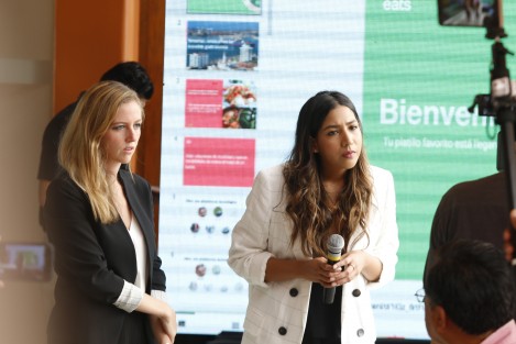 Representantes de UBER, aseguraron que los taxistas no tienen que preocuparse por la llegada de esta empresa de movilidad a la zona conurbada pues sólo estarían implementando la modalidad de reparto de comida a través de la aplicación UBER EATS que generaría mil 500 empleos indirectos. 