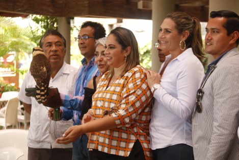 Regidores de MORENA, presentaron el programa de la Eco Feria Boca del Río 2018, que se llevará a cabo los días 14 y 15 de julio en Plaza Banderas. Durante el desarrollo de la feria se impartirán talleres sobre creaciones de huertos verticales, reciclaje de materiales, convivencia con especies exóticas y hasta comida a base de insectos.
