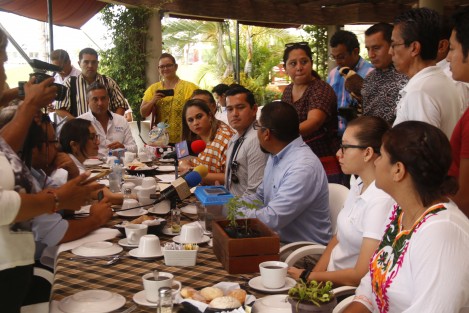 Regidores de MORENA, presentaron el programa de la Eco Feria Boca del Río 2018, que se llevará a cabo los días 14 y 15 de julio en Plaza Banderas. Durante el desarrollo de la feria se impartirán talleres sobre creaciones de huertos verticales, reciclaje de materiales, convivencia con especies exóticas y hasta comida a base de insectos.
