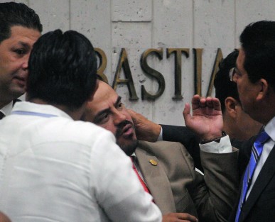 Mientras se discutía el tema del maltrato infantil en tribuna, diputados en las curules desplumaban al diputado <em>Gallo bolo</em>.  