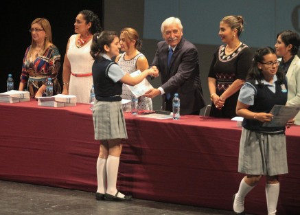 Se hizo entrega de constancia a los alumnos y entrega de reconocimientos a los alumnos que lograron los mejores promedios durante sus estudios.  