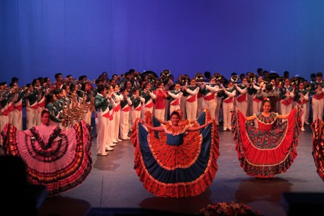 La ceremonia concluyó con la vistosa participación de la Delfines Marching Band.  