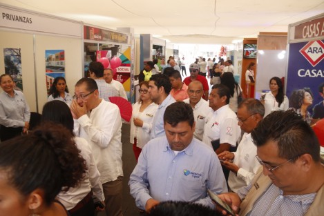 En la ciudad de Veracruz, se realizó la Segunda Feria de la Vivienda CANDEVI 2018. La delegada del INFONAVIT, Diana Félix Andrade, y el presidente de CANADEVI Veracruz, Jorge Arturo Flores Lhoman, asistieron al evento.   