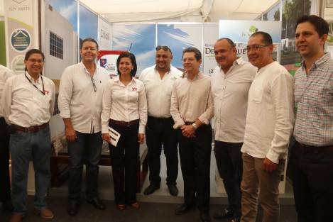 En la ciudad de Veracruz se realizó la Segunda Feria de la Vivienda CANDEVI 2018. La delegada del INFONAVIT, Diana Félix Andrade, y el presidente de CANADEVI Veracruz, Jorge Arturo Flores Lhoman, asistieron al evento.