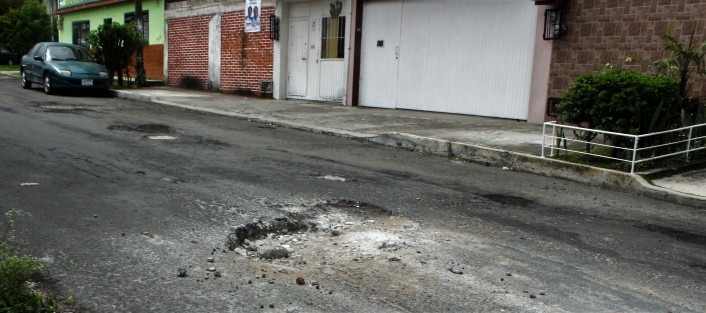 Cada vez con más hoyos y baches las calles de Xalapa. Son muchos y parió la abuela. Los que eran hoyitos se volvieron bachesotes por la falta de atención, y según los vecinos ya se cansaron de reportarlos al ayuntamiento del cambio. 