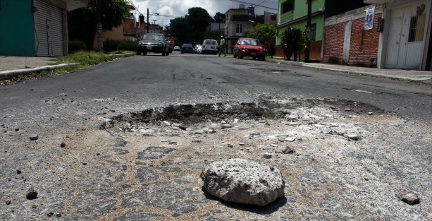 Cada vez con más hoyos y baches las calles de Xalapa. Son muchos y parió la abuela. Los que eran hoyitos se volvieron bachesotes por la falta de atención, y según los vecinos ya se cansaron de reportarlos al ayuntamiento del cambio. 