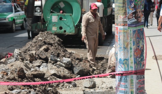 CMAS Xalapa realiza trabajos de reparación en el drenaje en la transitada calle Revolución, de  donde hasta zapatos de bebé recogieron.  Se desconoce la dimensión de la obra. Tome precauciones si circula por la zona. 