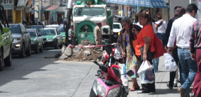 CMAS Xalapa realiza trabajos de reparación en el drenaje en la transitada calle Revolución, de  donde hasta zapatos de bebé recogieron.  Se desconoce la dimensión de la obra. Tome precauciones si circula por la zona. 