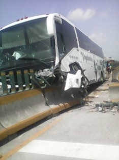 Gran susto se llevaron los pasajeros de un autobús, luego de que la unidad se estrelló contra un muro de contención al ser impactado por un Tráiler cuando transitaba sobre el kilómetro 296 de la autopista Córdoba-Veracruz, un pasajero resultó lesionado.