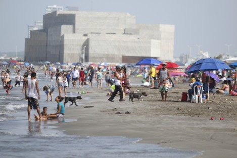 Decenas de bañistas acuden a las playas de Boca del Río para disfrutar del periodo vacacional de verano. Los niños son los más divertidos.