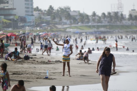 Decenas de bañistas acuden a las playas de Boca del Río para disfrutar del periodo vacacional de verano. Los niños son los más divertidos.