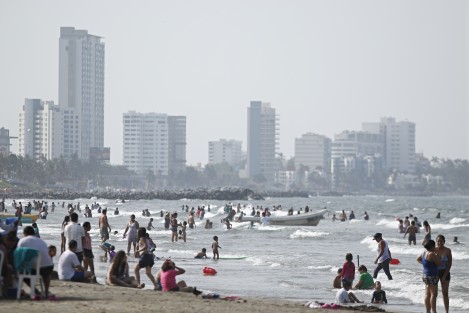 Decenas de bañistas acuden a las playas de Boca del Río para disfrutar del periodo vacacional de verano. Los niños son los más divertidos.