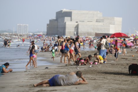 Decenas de bañistas acuden a las playas de Boca del Río para disfrutar del periodo vacacional de verano. Los niños son los más divertidos.