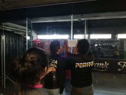 Personal de la Fiscalía General del Estado de Veracruz, colocó sellos de clausura en el Bar Frank Club, lugar donde la semana pasada se suscitó una brutal golpiza que se difundió por redes sociales. 