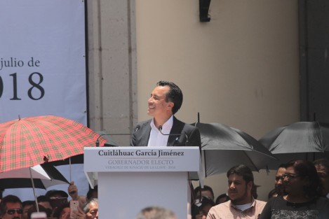 Cuitláhuac García Jiménez dio un mensaje en la Plaza Lerdo de Xalapa, a una semana de haber recibido su constancia como gobernador electo de Veracruz. Agradeció a la población por la gran votación y felicitó también a los senadores y diputados electos. Reveló que será en próximos días que dará a conocer avances sobre la transición, y esta semana se reunirá con madres de desaparecidos. Al gobernador Miguel Ángel Yunes Linares le pidió que le echara ganas al tiempo que le queda en su mandato.