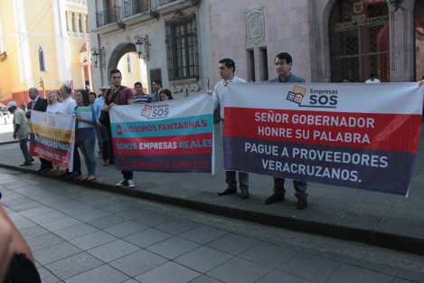 Empresarios veracruzanos se reunieron a un costado del palacio de gobierno para expresar su inconformidad por la falta de paga de adeudos del gobierno estatal desde la administración pasada. 