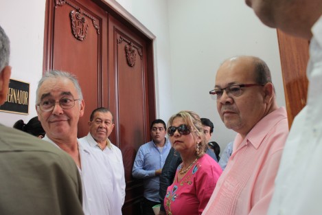 Mientras los empresarios daban sus declaraciones a los medios en el parque Juárez, el gobernador salió al balcón de su oficina para volver a ingresar rápidamente.
Posteriormente los empresarios acudieron a las oficinas del Gobernador, donde esperaban ser por Yunes Linares.
