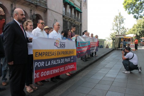 El gobernador está pagando a sus cuates y a nosotros no, declararon empresarios veracruzanos quienes se reunieron a un costado del palacio de gobierno para expresar su inconformidad por la falta de paga de adeudos del gobierno estatal desde la administración pasada. 