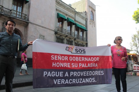 El gobernador está pagando a sus cuates y a nosotros no, declararon empresarios veracruzanos quienes se reunieron a un costado del palacio de gobierno para expresar su inconformidad por la falta de paga de adeudos del gobierno estatal desde la administración pasada. 