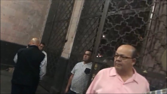 A fuerza de empujones, empresarios quienes aguardaban desde la mañana en la sala de espera de la oficina del Gobernador Miguel Ángel Yunes, fueron desalojados de la Casa del Pueblo, por elementos de la SSP y de Ayudantía (guaruras). 