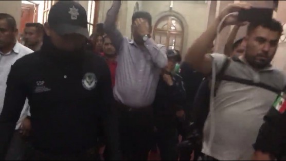 Los roces entre los elementos de seguridad de Palacio de Gobierno y empresarios comenzaron desde la tarde, cuando los segundos se preparaban para pasar la noche, en espera de ser atendidos, y los vigilantes se oponían violentamente a dejarlos ingresar sus pertenencias.  