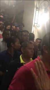A fuerza de empujones, empresarios quienes aguardaban desde la mañana en la sala de espera de la oficina del Gobernador Miguel Ángel Yunes, fueron desalojados de la Casa del Pueblo, por elementos de la SSP y de Ayudantía (guaruras). 